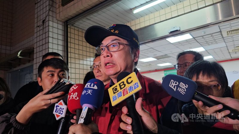 新北市副市長劉和然(中)28日晚間針對三重福隆路工地意外損鄰案開會後出面接受聯訪,宣布經專業判讀確認住戶可返家,29日上午8時起民眾可自行擇時返家,也可於28日晚間先回家檢查水電瓦斯是否安全。中央社記者王鴻國攝 113年2月28日