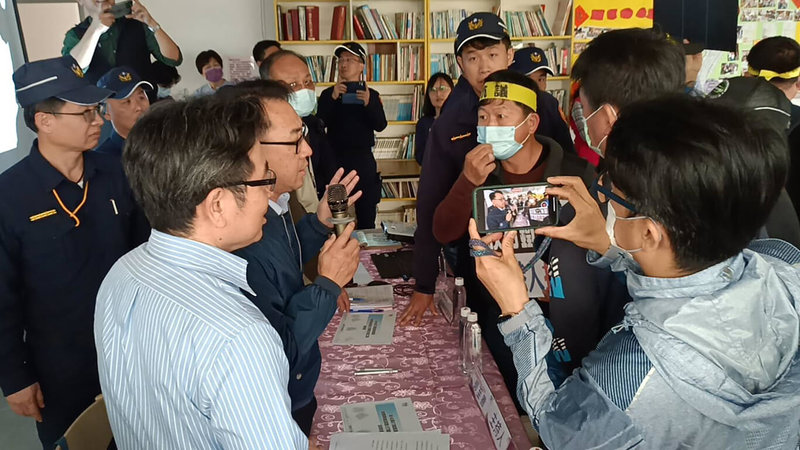 彰化縣政府28日舉辦打鐵厝產業園區聯絡道路拓寬工程施工說明會,環保團體及反打鐵厝產業園區自救會成員現身抗議,多人走到台前向縣府官員表達訴求,雙方一度僵持。(彰化縣環境保護聯盟提供)中央社記者鄭維真彰化傳真 113年2月28日