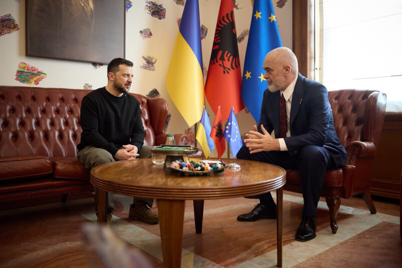 烏克蘭總統澤倫斯基（左）27日抵達阿爾巴尼亞。（圖取自twitter.com/ZelenskyyUa）