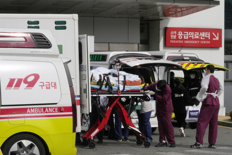 27日韓國一名患者被送往首爾大學醫院急診中心。（美聯社）