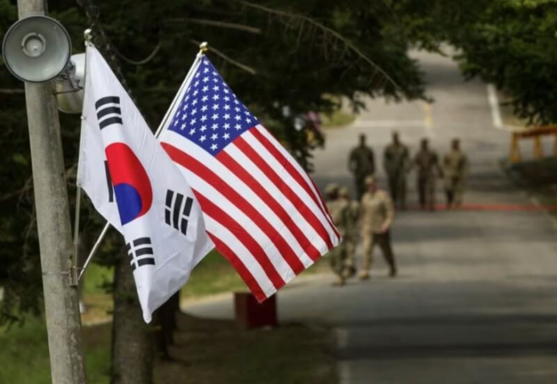 圖為南韓和美國國旗。（路透社）