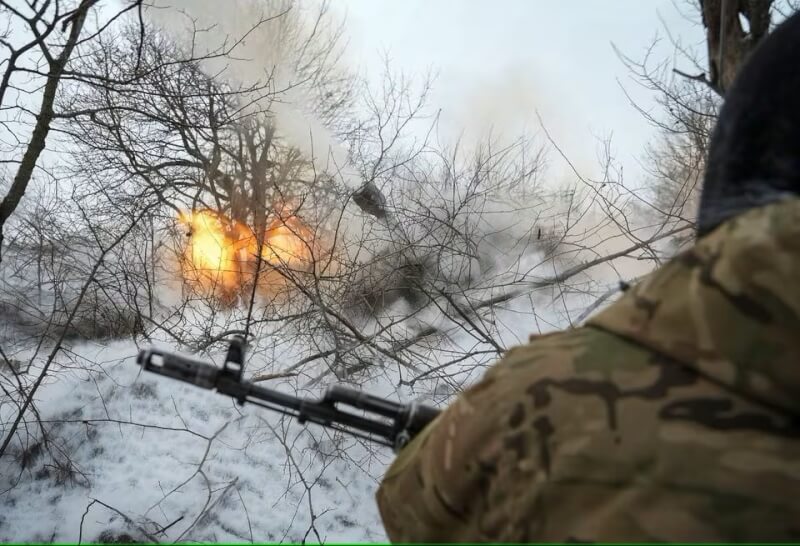 在烏東前線作戰的烏克蘭士兵。（路透社）