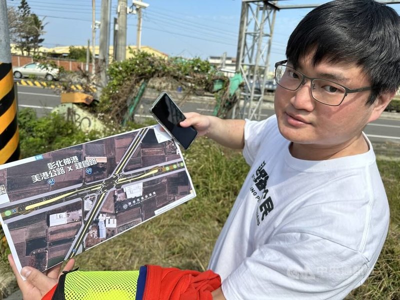 彰化縣3姊弟日前發生車禍,其中2姊妹經多日救治,昏迷指數仍為3分。交通部公路局29日到伸港鄉建國路與美港公路口會勘,長期關注交通議題的YouTuber「OWL貓頭鷹交通書」黃筠倧(圖)也到場提出建議。中央社記者鄭維真彰化攝 113年2月29日
