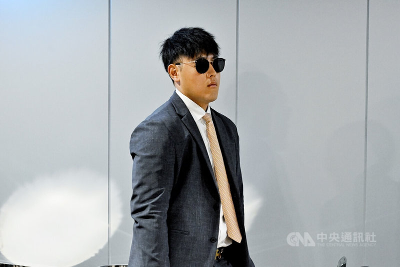 讀賣巨人90週年來台交流賽將在台北大巨蛋開打,球迷熟悉的岡本和真等人29日抵台,出賽名單相當豪華。中央社記者吳睿騏桃園機場攝 113年2月29日