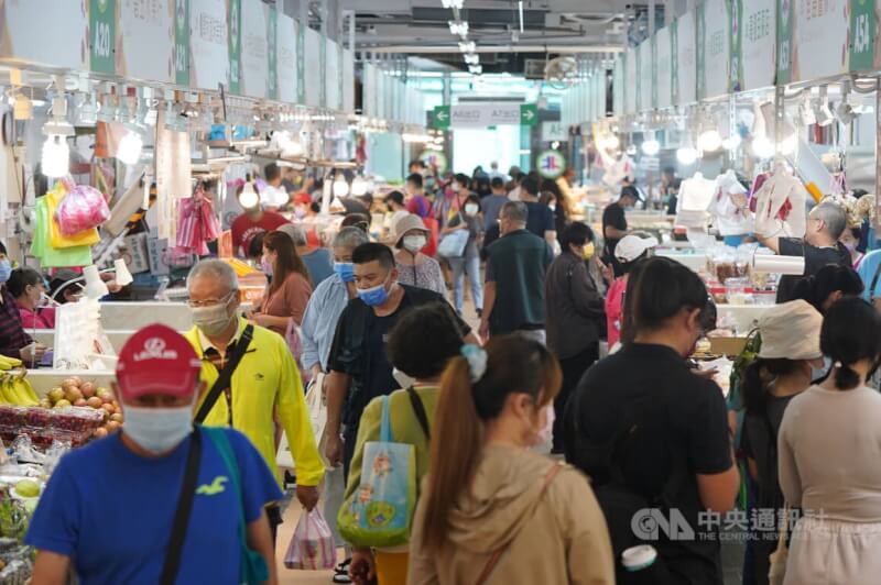 圖為民眾在台北市北投中繼市場採買。（中央社檔案照片）