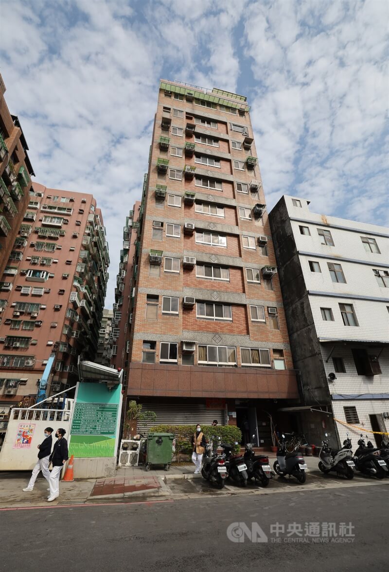新北市三重區福隆路一處工地27日開挖地下室時,疑連續壁破洞造成滲水,導致附近建物傾斜,27日晚間緊急灌水及撤離住戶,28日上午事故現場周圍拉起封鎖線。中央社記者趙世勳攝 113年2月28日