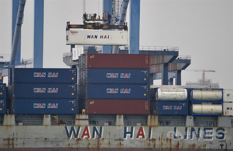 圖為1月22日高雄港區貨櫃裝卸作業。（中央社檔案照片）