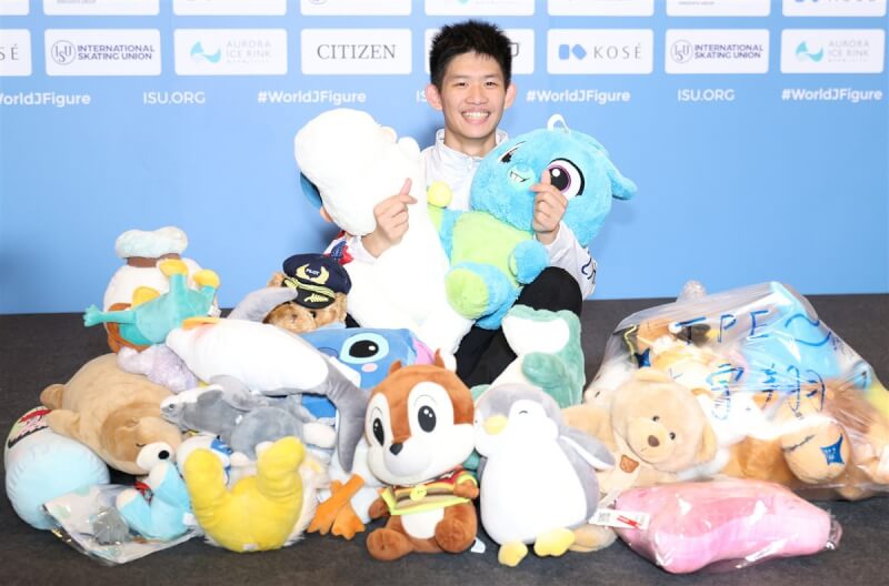 2024世界青年花式滑冰錦標賽29日在台北小巨蛋進行男子短曲賽程,花滑好手李宇翔首次在台參加大型國際賽,精彩表現讓他賽後接收到不少觀眾「扔娃娃」祝賀,李宇翔也開心和娃娃們合影。中央社記者張新偉攝 113年2月29日