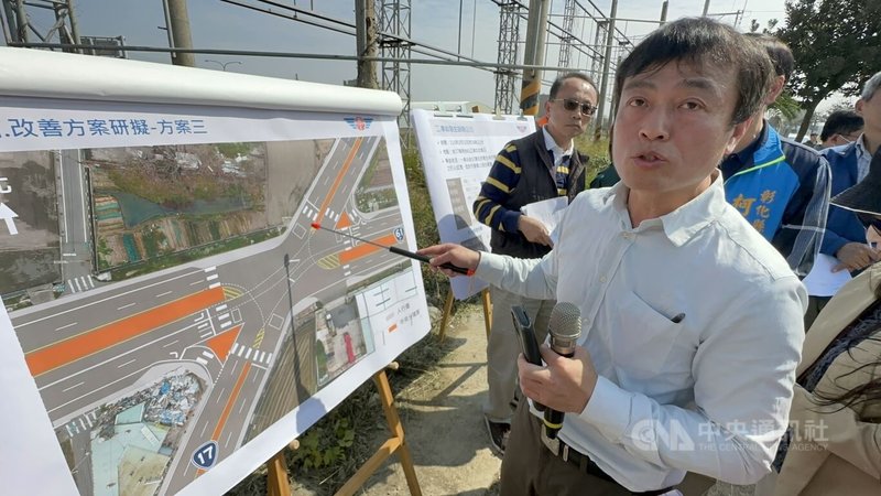 彰化縣伸港鄉3姊弟日前過馬路遭撞,交通部公路局29日前往肇事路口會勘,並提出3個交通設計改善方案,彰化工務段長陳禎康(前)指出,第3方案採Z字型行穿線,縮小整體路口,轉角規劃槽化島,道路中間設庇護島,讓民眾暫時有停等空間。中央社記者鄭維真彰化攝 113年2月29日