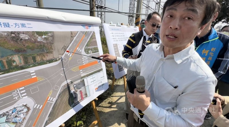 彰化縣伸港鄉3姊弟日前發生車禍,其中2姊妹昏迷指數仍為3。交通部公路局會同專家學者,29日至肇事路口會勘,並提出3個交通設計改善方案,彰化工務段長陳禎康(前)說明,第2方案為行穿線退縮,但考量行人走路距離太長,研擬Z字型行穿線。中央社記者鄭維真彰化攝 113年2月29日