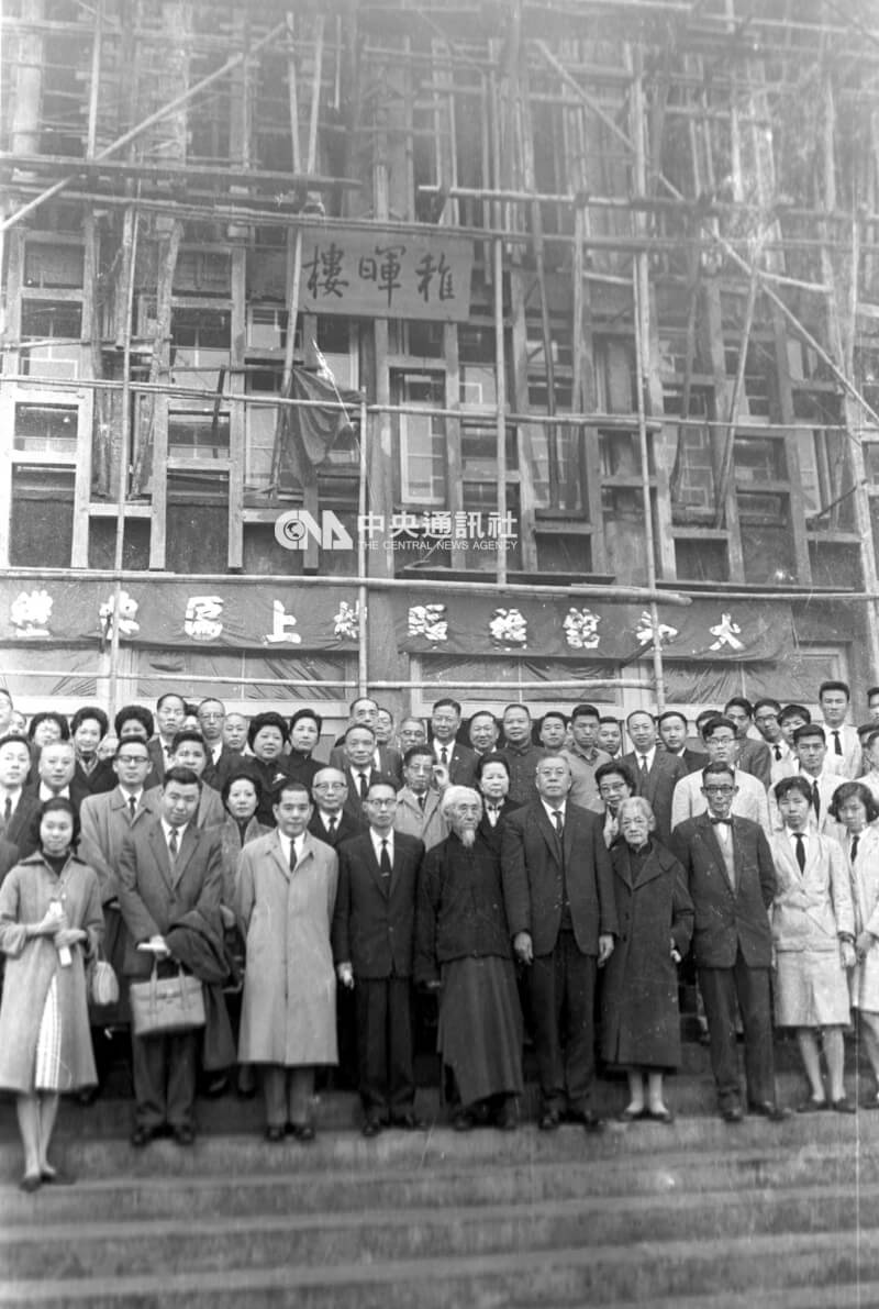 图为中国文化学院创办人张其昀（第一排右5）和党国元老李石曾（第一排右6）主持上匾典礼。（中央社档案照片）