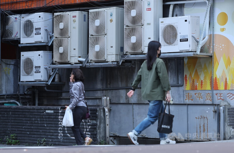 圖為台北市中正區牆面上整排的冷氣室外機。（中央社檔案照片）