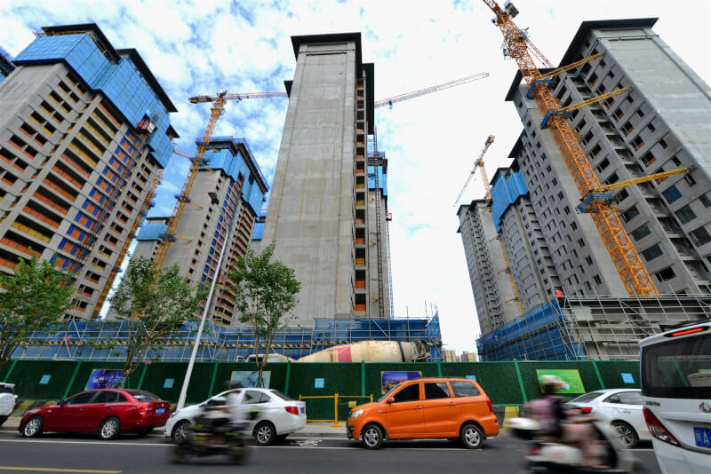 在各種低房貸利率、促銷政策的加持之下，中國的整體房價似乎緩步下降。圖為去年9月福建一處建案工地。（中新社）