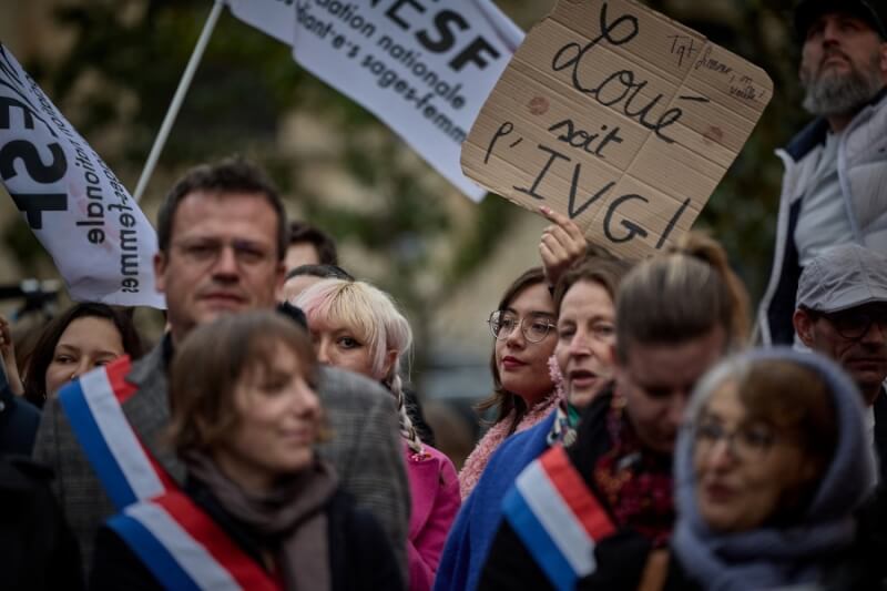 歐洲挺墮胎權組織28日在巴黎舉辦集會，與會者手舉「讚揚墮胎」標語。（法新社）