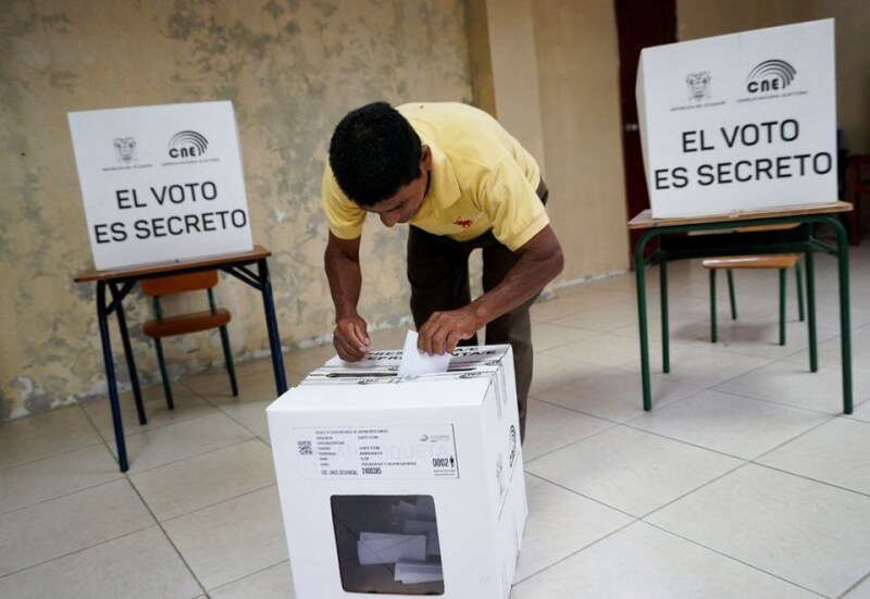 厄瓜多2023年總統大選，遭到暴力黑幫破壞。圖為一名厄瓜多男子投下總統票。（路透社）
