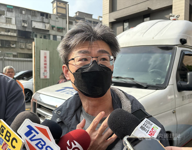 新北市三重區福隆路工地鄰損案,29日一早就拖著行李箱返家的居民陳先生(中)表示,家裡目前看起來沒什麼狀況,但傾斜部分要跟政府要數據,晚上會參加住戶權益說明會,與所有住戶一起討論求償事宜。中央社記者高華謙攝 113年2月29日
