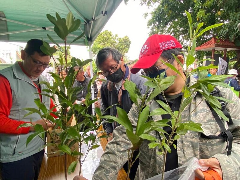 農業部林業及自然保育署台東分署規劃10場贈苗活動,1日首場在台東縱谷線的關山鎮,吸引許多民眾前往索取。(林業保育署提供)中央社記者盧太城台東傳真 113年3月1日