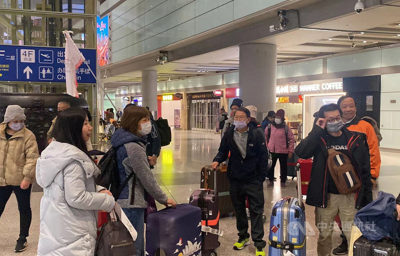 1日是赴中國大陸團隊旅遊開放第一天，北京也出現了台灣團客。圖為1日晚間飛抵北京首都機場的台灣旅遊團。中央社記者呂佳蓉北京攝 113年3月1日