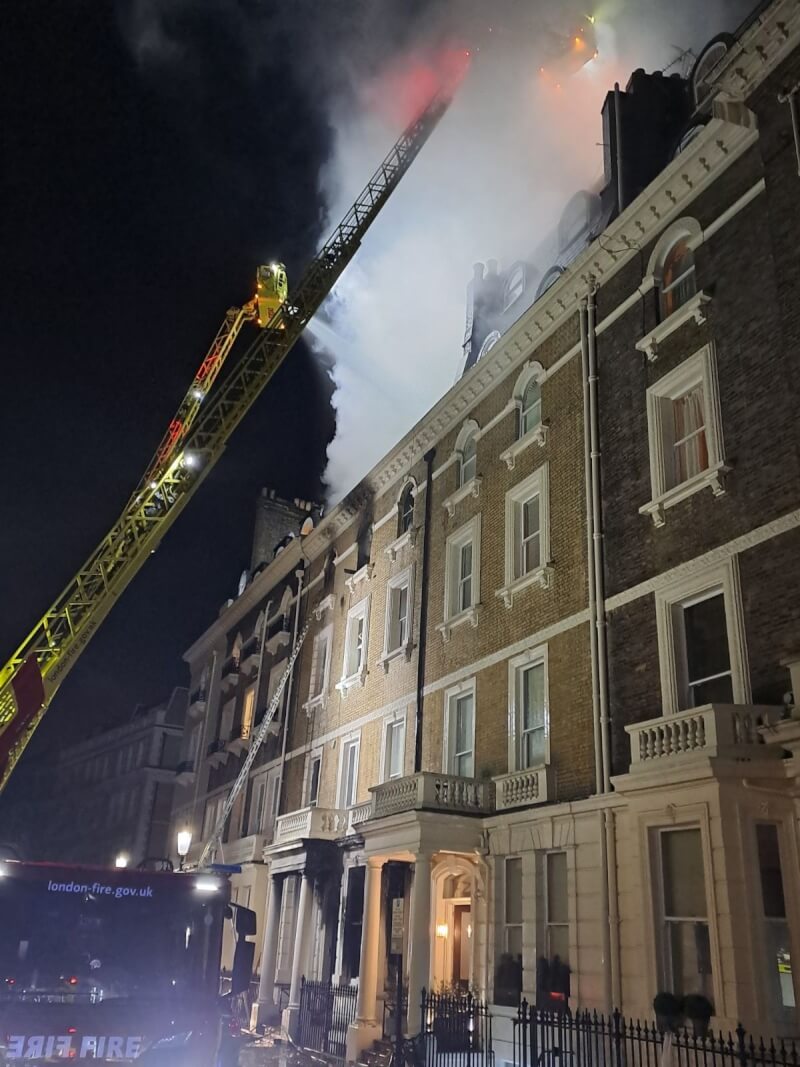英國倫敦高檔地帶南肯辛頓區一棟建物1日凌晨起火，11人送醫。（圖取自twitter.com/LondonFire）