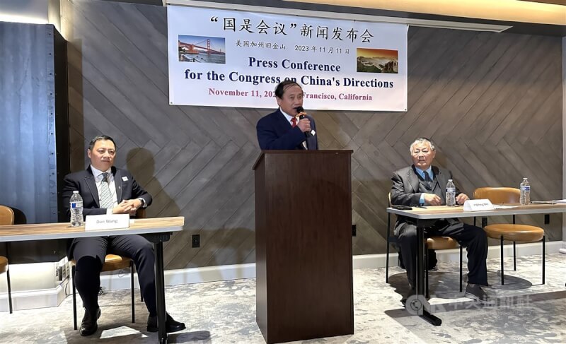 圖為去年11月中國民運人士王丹（左起）、王軍濤、魏京生在舊金山發起「中國國是會議」平台，呼籲中共結束暴政、創建民主中國。（中央社檔案照片）