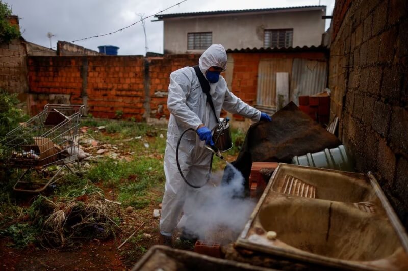 圖為巴西衛生人員在巴西利亞一處住宅區裡噴藥滅蚊。（路透社）
