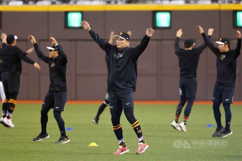 日職讀賣巨人來台交流賽,巨人隊1日上午到台北大巨蛋練球,野手坂本勇人(前中)等隊員在場中暖身。中央社記者王騰毅攝 113年3月1日