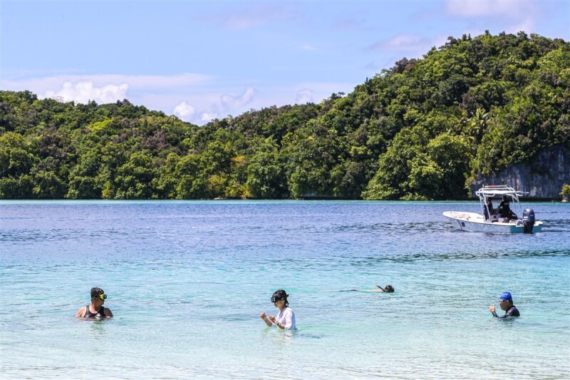 圖為遊客在帛琉洛克群島浮潛。（中央社檔案照片）
