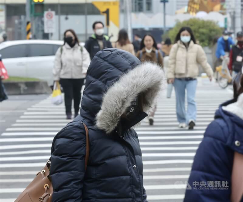 圖為台北市西門町商圈，民眾穿外套、戴帽子禦寒。（中央社檔案照片）