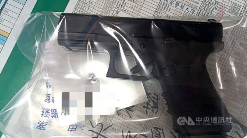 35歲葉姓男子2月29日搭台中捷運時在車廂內把玩玩具槍,引發民眾恐慌,警方獲報到場逮捕,並查扣遺留在車廂內疑涉案的玩具槍。(翻攝照片)中央社記者蘇木春傳真 113年3月1日