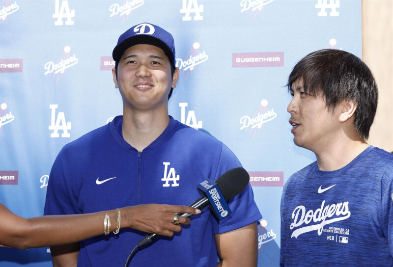 MLB日籍球星大谷翔平（左）2月29日受訪談論婚訊。（共同社）