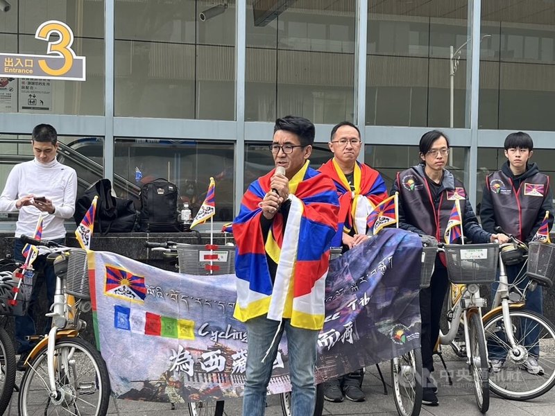 每年3月10日是西藏抗暴日，2024年適逢65週年，民團「西藏台灣人權連線」等2日舉行「為西藏自由而騎」高雄場活動，西藏台灣人權連線祕書長札西慈仁（前中）現場帶領民眾呼喊口號。中央社記者林巧璉攝  113年3月2日