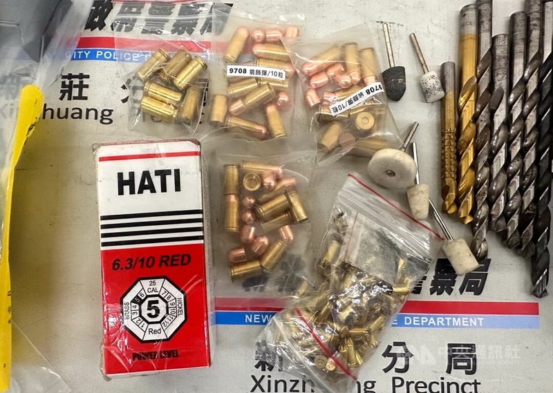 新北市新莊警分局年初接獲線報稱有人在台北市延平北路一帶私造槍械,耗時2個月蒐證與埋伏後,日前前往改造槍械工廠攻堅,成功逮獲50歲林姓男主嫌,並查扣撞針、子彈、砂輪機及電鑽等改造工具。(翻攝畫面)中央社記者黃旭昇新北市傳真 113年3月2日
