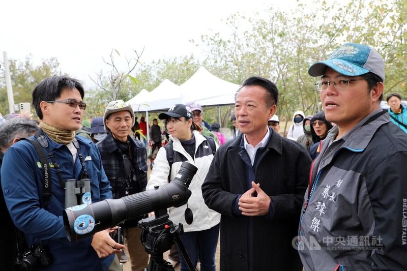 嘉義縣政府委由高雄市野鳥學會2日在布袋濕地生態園區舉辦候鳥季活動,縣長翁章梁(前右2)到場與鄉親共同欣賞春季水鳥之美。中央社記者黃國芳攝 113年3月2日