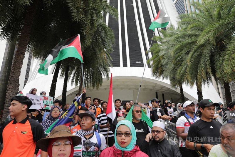 馬來西亞社運團體2日發動民眾走上街頭，聲援迄今仍身陷砲火的巴勒斯坦人民。圖為遊行群眾。中央社記者黃自強吉隆坡攝 113年3月2日