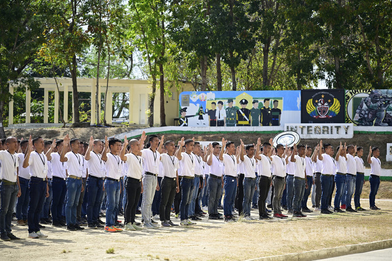 708名菲律賓陸軍新兵1日在丹轆省奧唐納爾軍營（Camp O’Donnell）展開訓練。中央社特約記者Edward Bungubung攝  113年3月2日