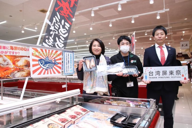 屏東產品進軍日本熊本超市，縣長周春米（左）2日赴日擔任超級試吃員，向日本民眾行銷蜜棗、果乾及牛蒡等產品。（屏東縣府提供）中央社 113年3月2日