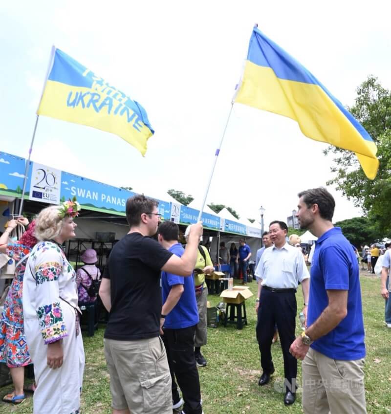圖為去年5月歐洲節活動，外交部長吳釗燮（右2）與歐洲經貿辦事處長高哲夫（右）一同參觀現場攤位，與手持烏克蘭國旗的民眾互動。（中央社檔案照片）