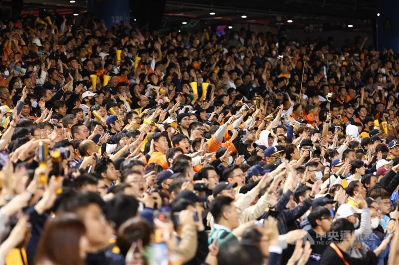 「读卖巨人军90周年纪念台湾试合」2日晚间在台北大巨蛋火热开打，现场3万7890人共同缔造台湾棒球场史上单场最多观众人数纪录，满场球迷一起呐喊应援、场面盛大。中央社记者王腾毅摄 113年3月2日