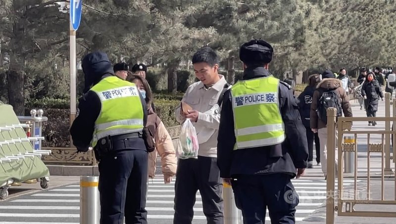 中國全國政協與人大會議將拉開帷幕，現在北京的路上，行人會被隨機盤查與檢查背包。中央社記者呂佳蓉北京攝 113年3月2日
