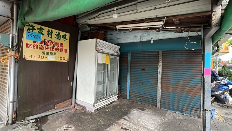 台東市區知名的「許家村滷味」2日拉下鐵門結束營業,老闆表示,一切都是因緣巧合,水到渠成該退休了。中央社記者盧太城台東攝 113年3月2日