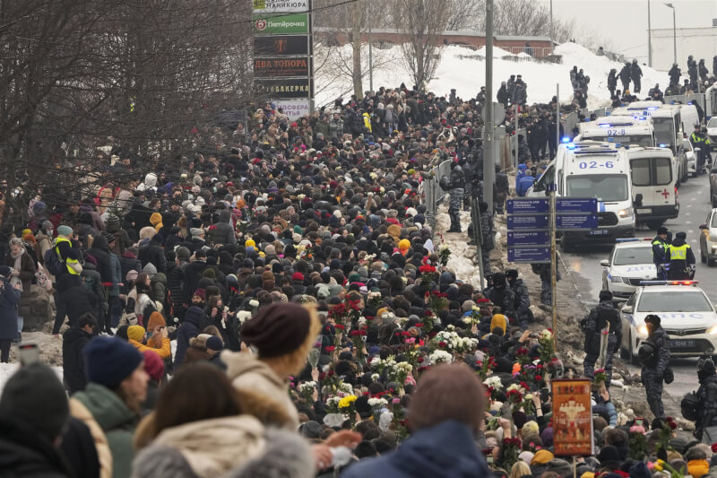 圖為許多俄羅斯民眾1日參加反對派領袖納瓦尼葬禮，大批警力在周圍駐守。（美聯社）