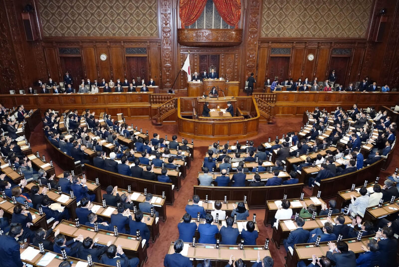 日本眾議院全體會議2日表決通過2024年度中央政府總預算案。（共同社）
