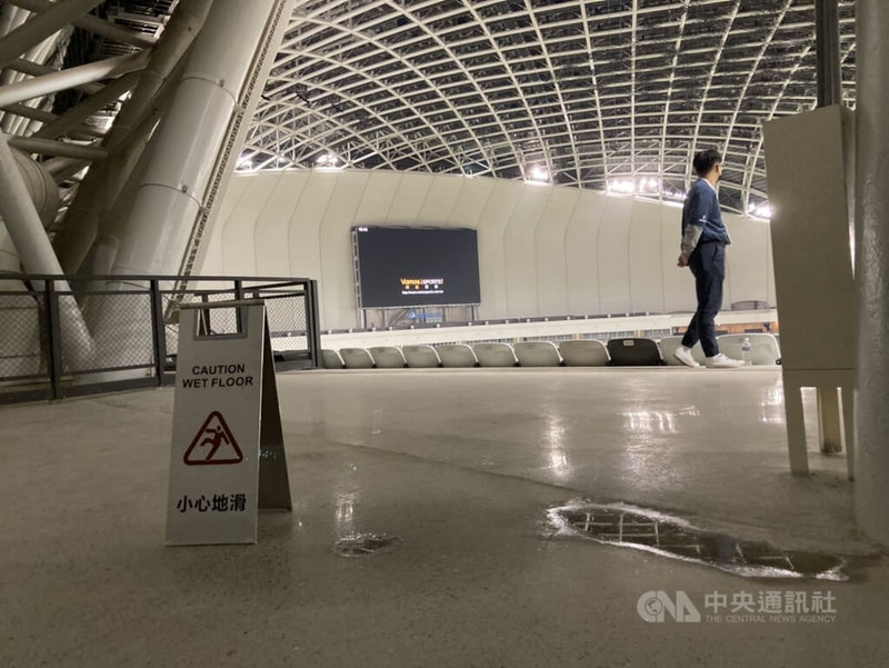 台北大巨蛋3日迎來第2場讀賣巨人交流賽,天花板漏水部分有明顯改善,積水的地板旁持續擺著「小心地滑」警告牌。中央社記者陳昱婷攝 113年3月3日