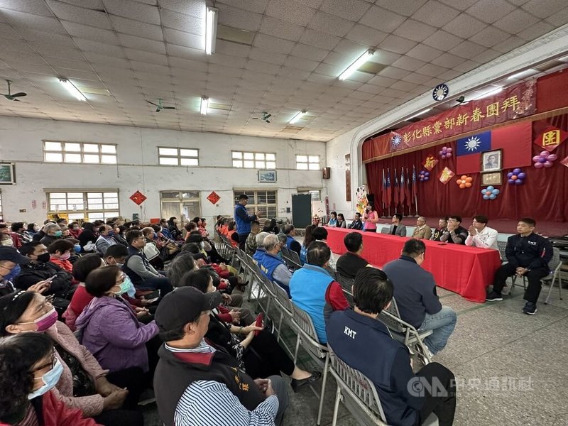國民黨彰化縣黨部3日舉行新春團拜,國民黨立委謝衣鳯(後右,站立者)等人出席。中央社記者鄭維真彰化攝 113年3月3日