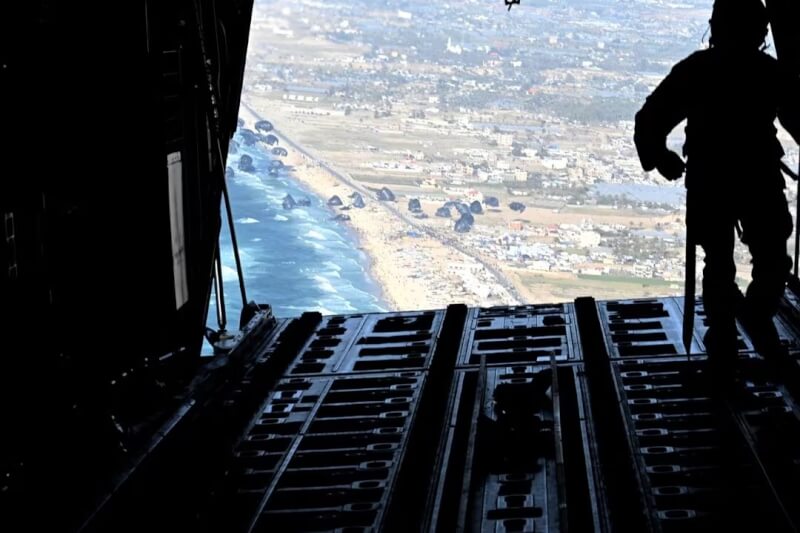 美國軍方2日向飽受戰火蹂躪的加薩走廊空投援助物資。（路透社）