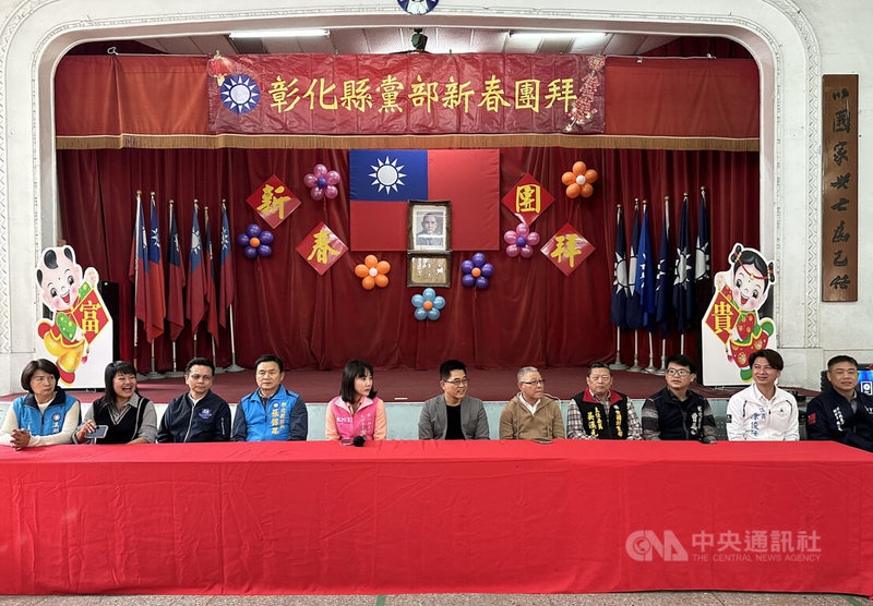 國民黨彰化縣黨部3日舉行新春團拜,國民黨秘書長黃健庭(中)、前彰化縣黨部主委張錦昆(左4)及現任彰化縣黨部主委、立委謝衣鳯(左5)等人出席。中央社記者鄭維真彰化攝 113年3月3日