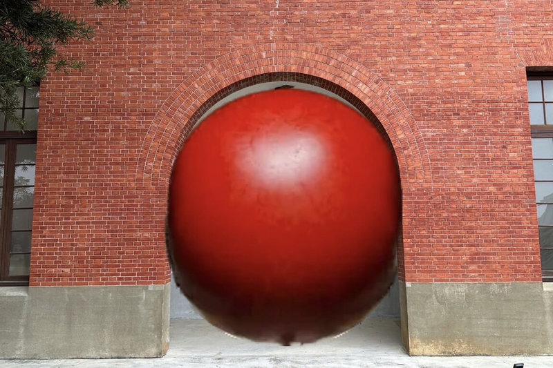 美國藝術家波希克（Kurt Perschke）發起「紅球計畫RedBall Project」，將在台南10處景點現身，引發網友熱烈討論，台南山上花園水道博物館在網友要求下製作模擬圖，猜測紅球可能出現的地點及呈現置放後視覺效果。此非活動照片。（館方提供）中央社記者楊思瑞台南傳真 113年3月3日