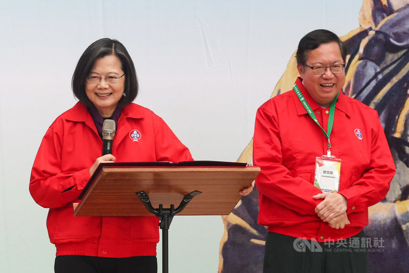中華民國童軍總會3日舉行113年全國童軍節慶祝大會,總統蔡英文(左)出席致詞。右為行政院副院長鄭文燦。中央社記者吳家昇攝 113年3月3日