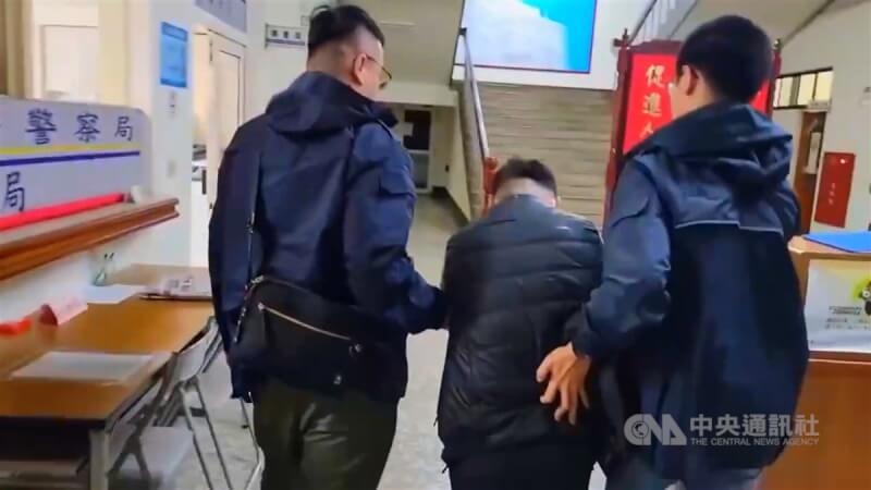 台中市政府警察局霧峰分局表示,卓姓男子(中)今年2月17日凌晨開車遇警方攔查,卻拒檢並開車衝撞員警,造成其腳部骨折後逃逸,警方循線陸續逮捕接應藏匿的4人,1日在桃園市觀音區將卓男逮捕到案。(翻攝照片)中央社記者蘇木春傳真 113年3月3日