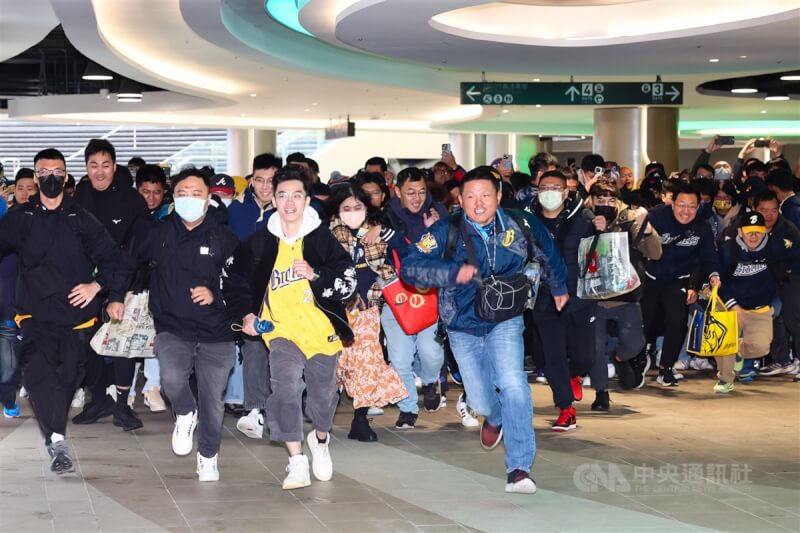 日本職棒讀賣巨人隊來台交流賽,2日下午開放觀眾進場,大批球迷狂奔入場搶買限定商品,場面一度混亂。中央社記者王騰毅攝 113年3月2日
